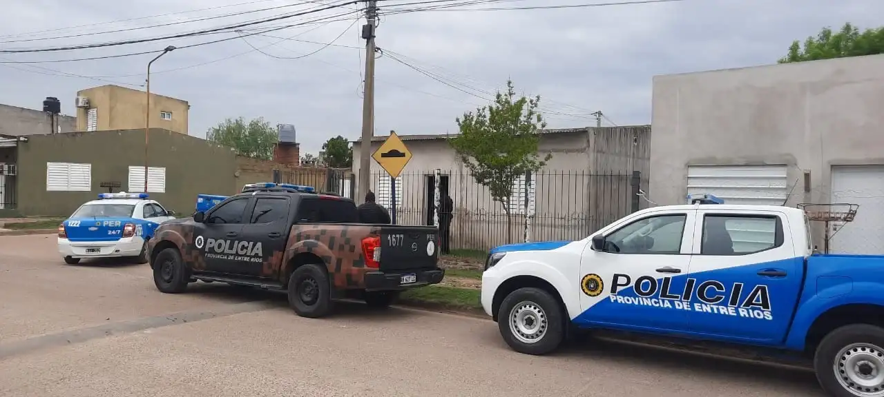 Realizaron dos allanamientos por una causa de robo: secuestraron elementos de interés y detuvieron a un hombre