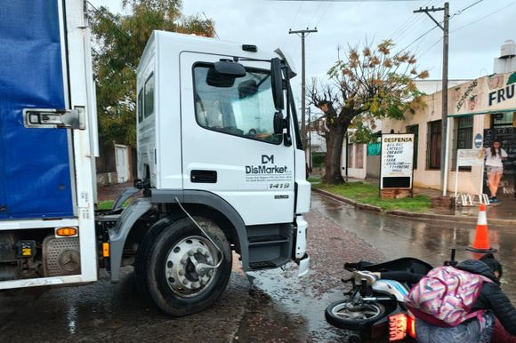 Chocaron un camión y una moto en Gomendio y Caseros