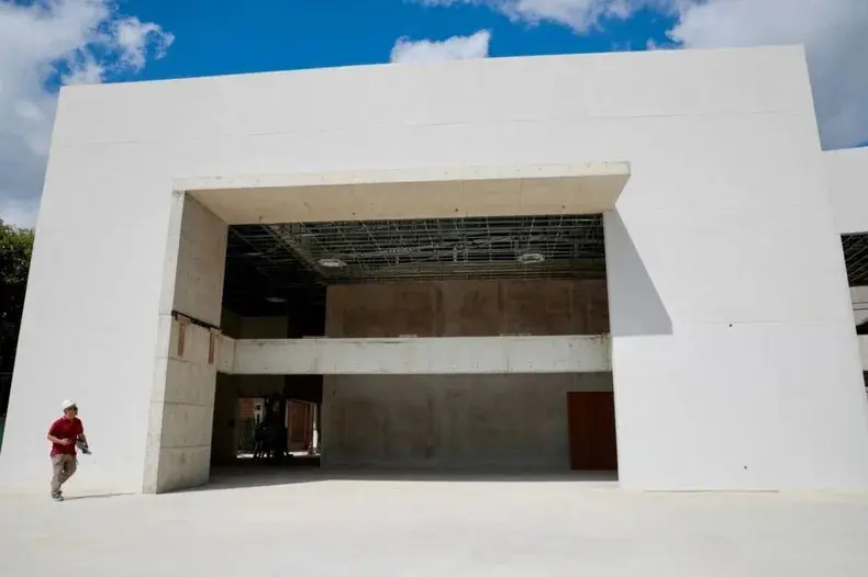 El aula magna tiene capacidad para 180 estudiantes.