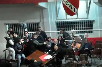 Independiente: Hinchas invadieron la asamblea y agredieron a Cantero