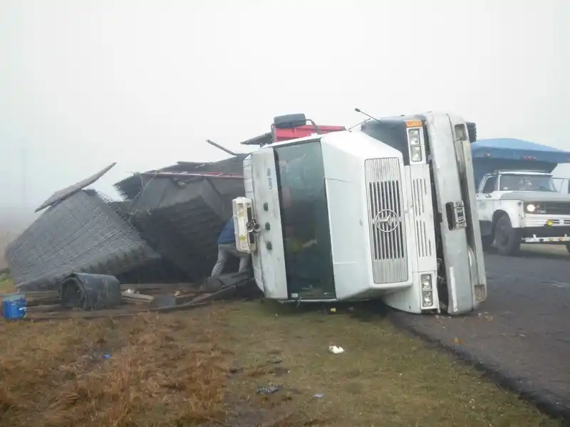 Volcó un camión en la Ruta 191