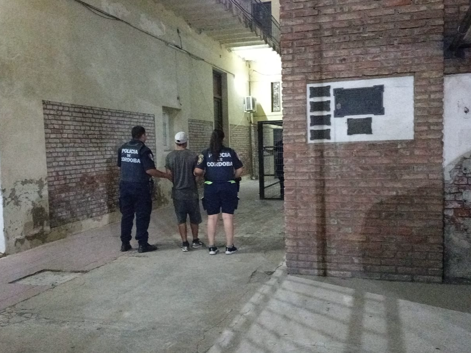 Rompieron un vidrio en el supermercado Pingüino