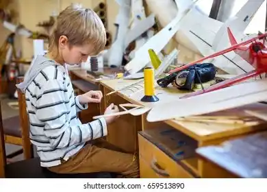 Dictan un taller de Aeromodelismo en Cáritas San José