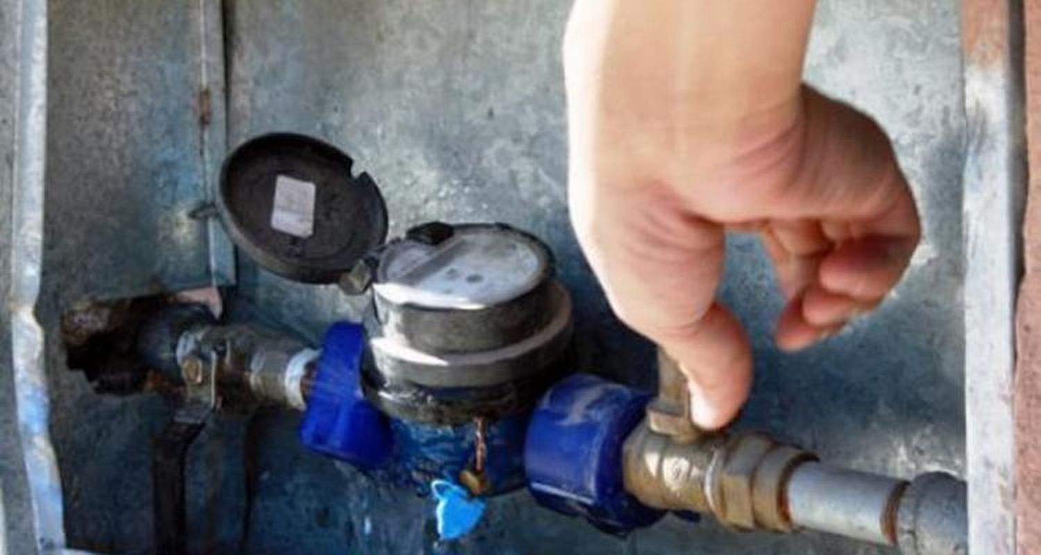 > ¿Quién coloca los medidores de agua?