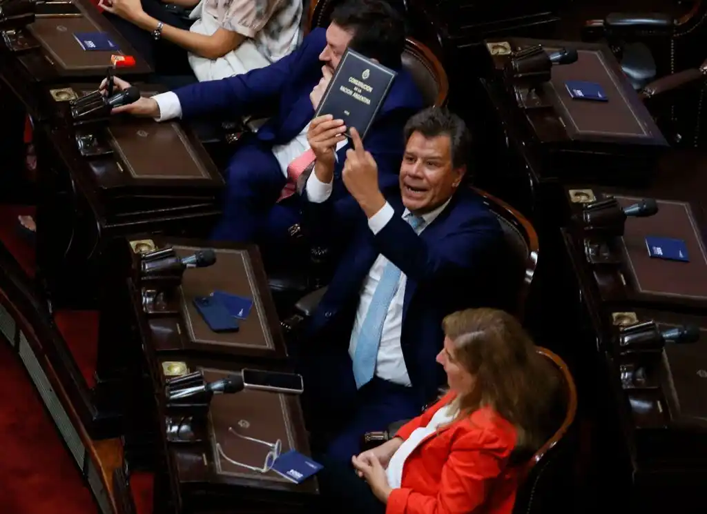 Manes le muestra la Constitución a Milei en la Asamblea Legislativa