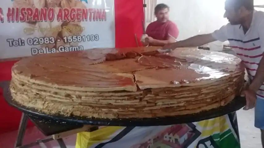 Preparan un alfajor de más de 600 kilogramos para la fiesta en De la Garma