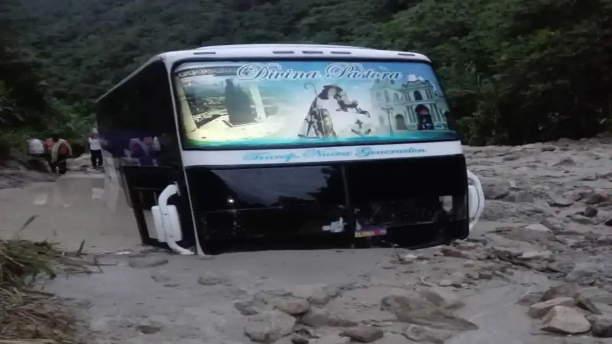 ¡VIVOS DE MILAGRO! Autobús con 53 pasajeros quedó casi tapiado por deslizamientos de tierra tras las lluvias en Táchira
