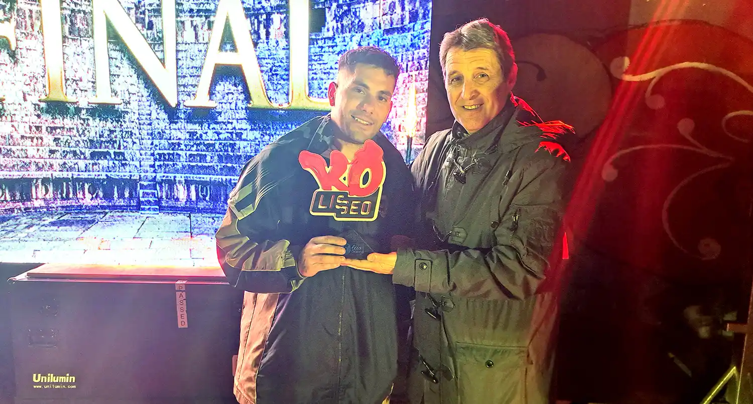El ganador. Ziuck recibe el premio de manos de Fernando Ippolito