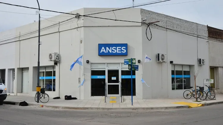 Cómo cobrar los $10.000 del Ingreso Familiar de Emergencia que decretó el Gobierno