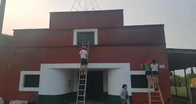 Scouts: Jóvenes de Devoto llenaron de colores al club de Doyle