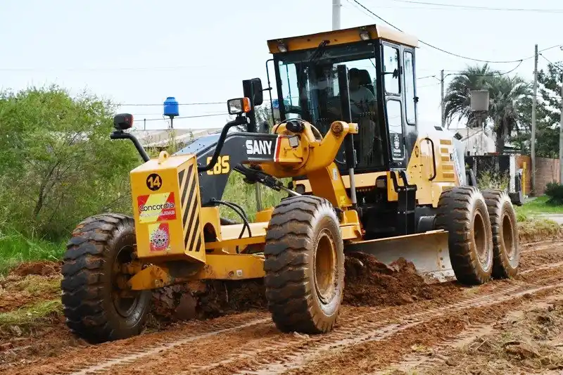 En distintos barrios de la ciudad, la municipalidad continúa con los arreglos de calles