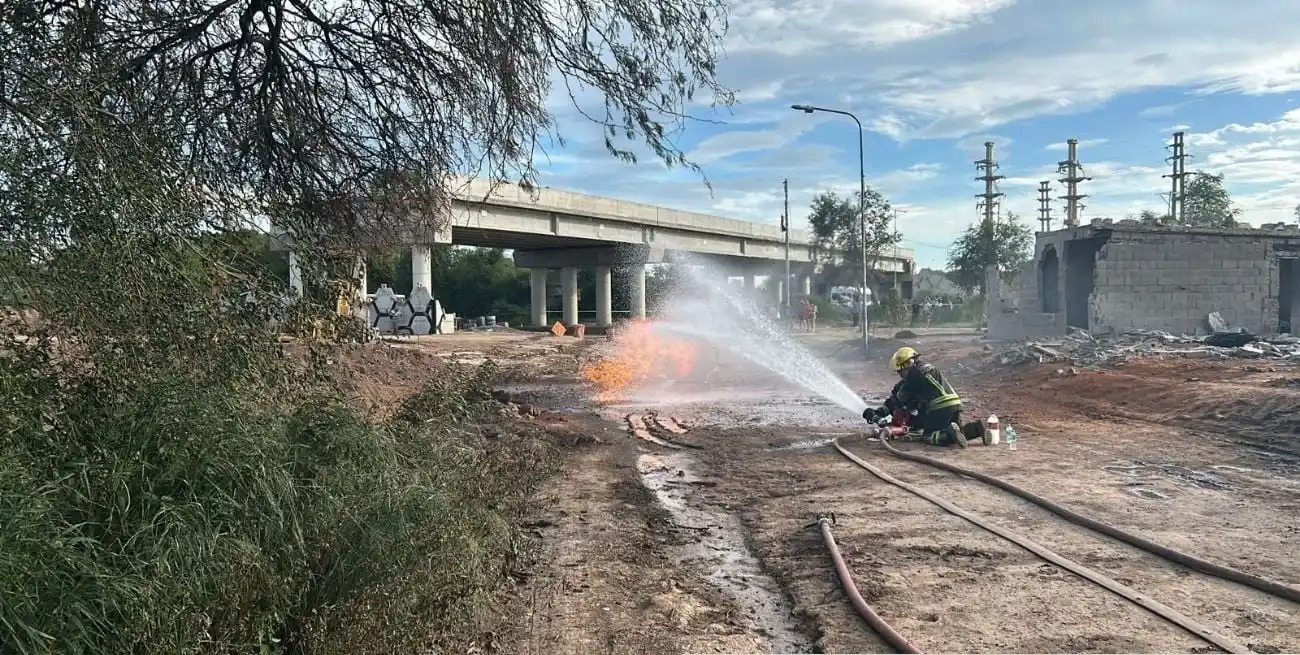 La explosión se produjo cuando una retroexcavadora perforó un ducto de gas durante trabajos en la vía pública.