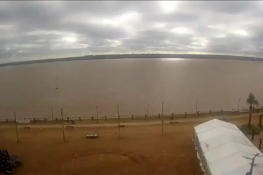 El río Uruguay casi duplicó su altura en una semana y ya cubre parte de la costanera de Colón