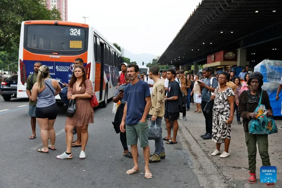 Personas esperando el transporte público que se vio afectado por una megaoperación de las fuerzas de seguridad contra un grupo criminal, en Río de Janeiro, Brasil.
