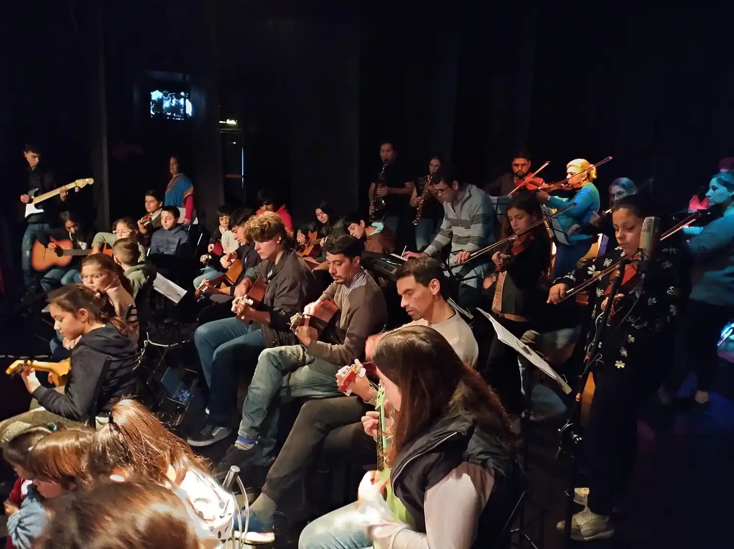 Los músicos realizaron algunas interpretaciones en el marco de la ceremonia de entrega de los elementos.