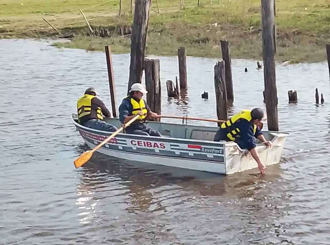 Un auto cayó al arroyo Paranacito: hallaron un cuerpo y continúa la búsqueda