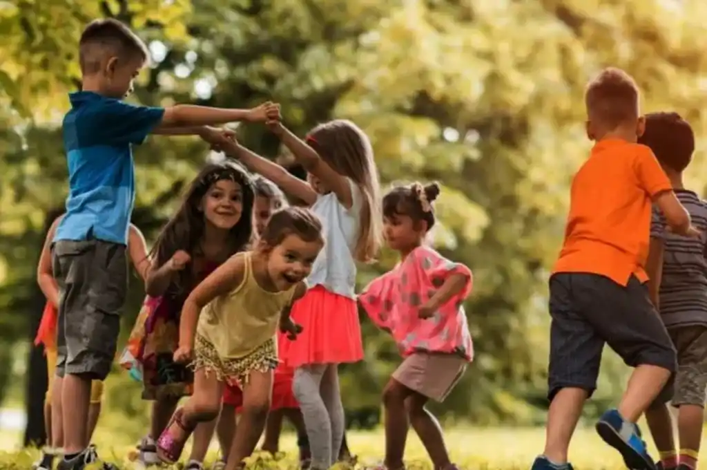 Día de las infancias: frases para enviar a los niños por WhatsApp