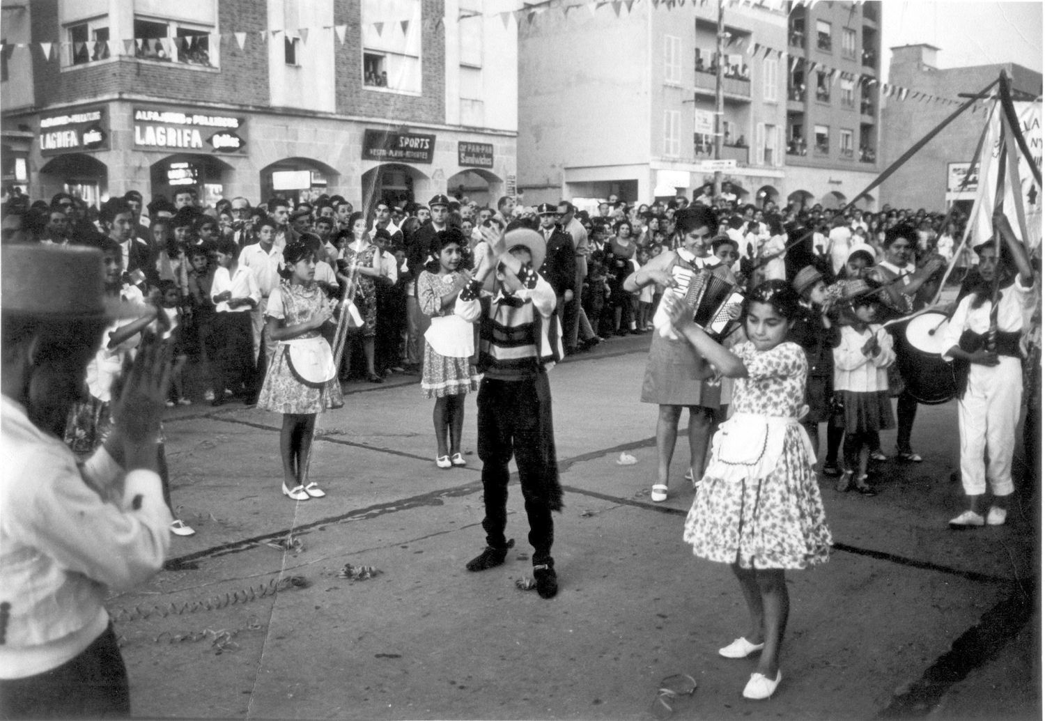 En 1966. Pasaje del desfile inaugural por la avenida 2