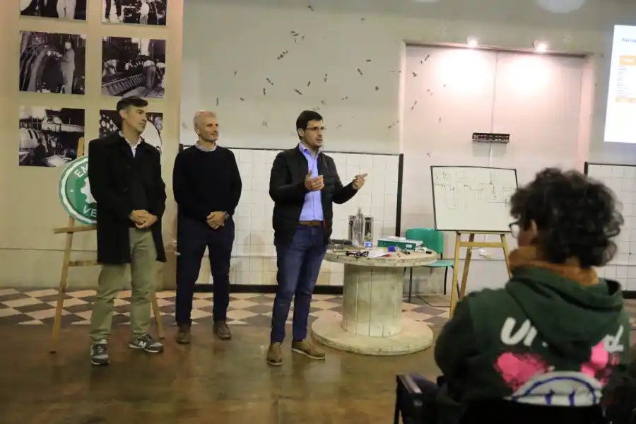 Entrega de certificados en el curso de colectores solares