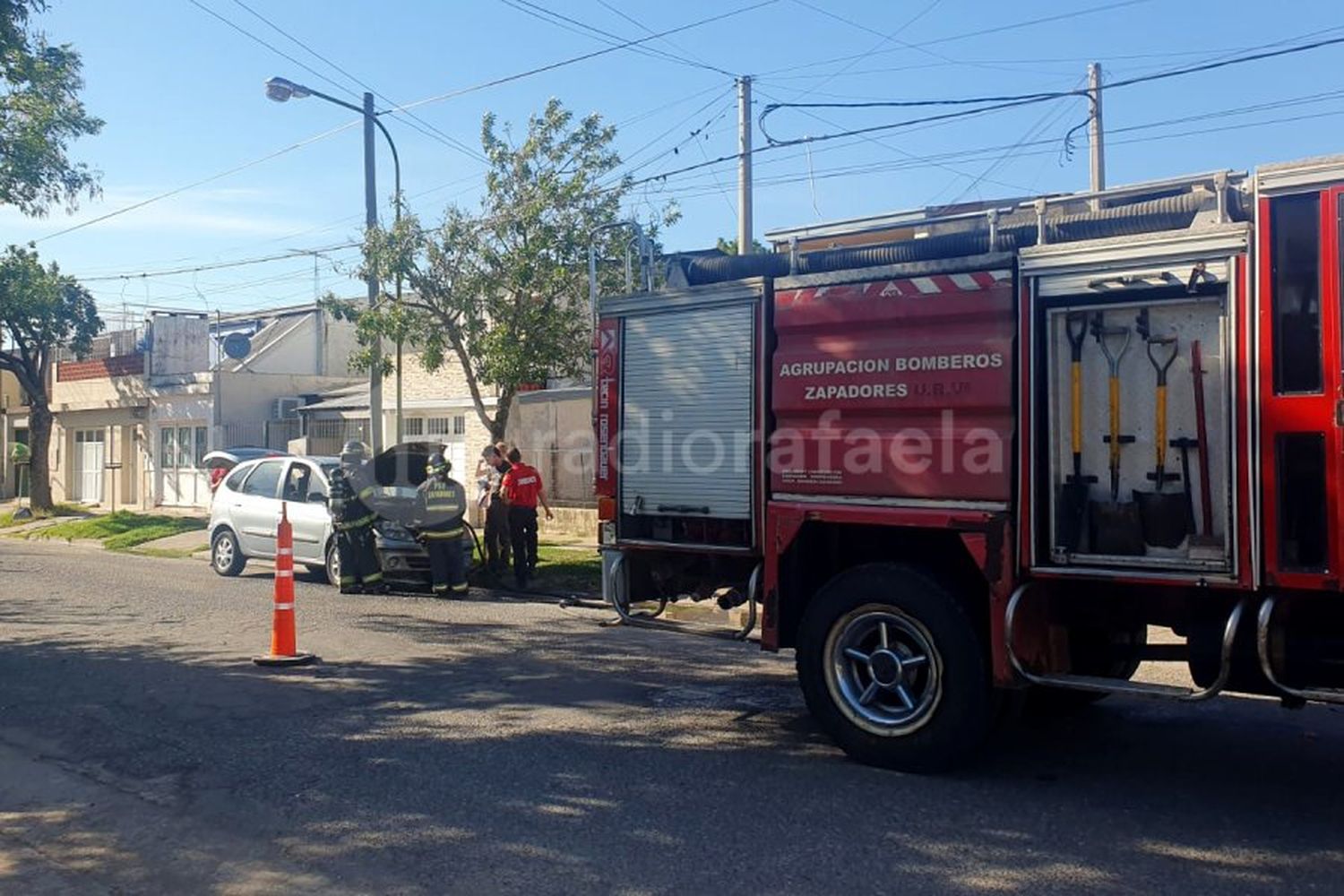 Escuchó una explosión en el auto, paró y descubrió que se estaba prendiendo fuego