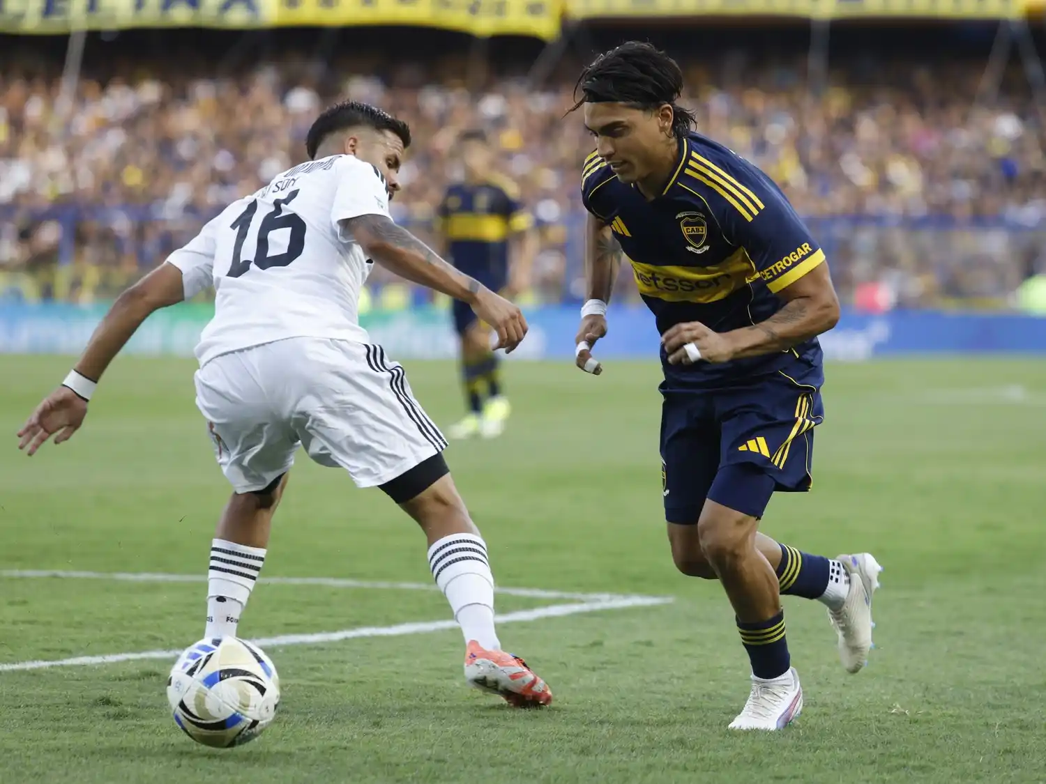 Zeballos intenta desequilibrar a la defensa de Riestra.