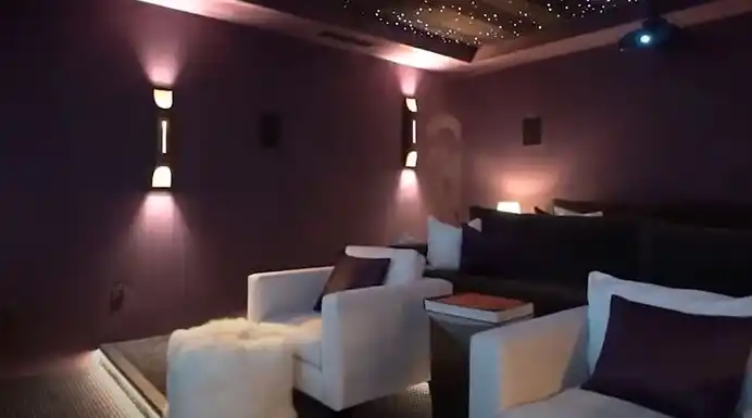 La mansión del deportista colombiano tiene su propia sala de cine