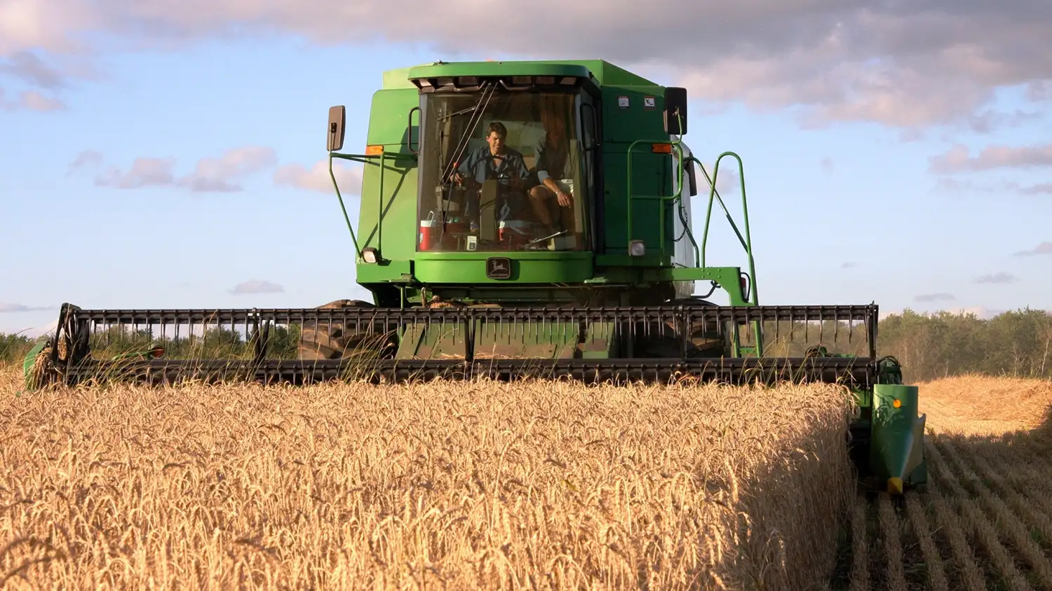 La nueva línea crediticia para la compra de maquinaria agrícola fabricada en la provincia  tiene un cupo de 4 mil millones de pesos , con una tasa subsidiada fija en pesos de 39,27% por ciento y con plazo de hasta 4 años.