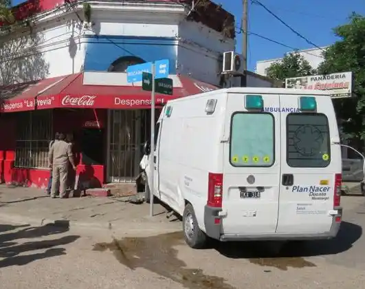 Iba a asistir en un accidente, chocó y se incrustó en un kiosco