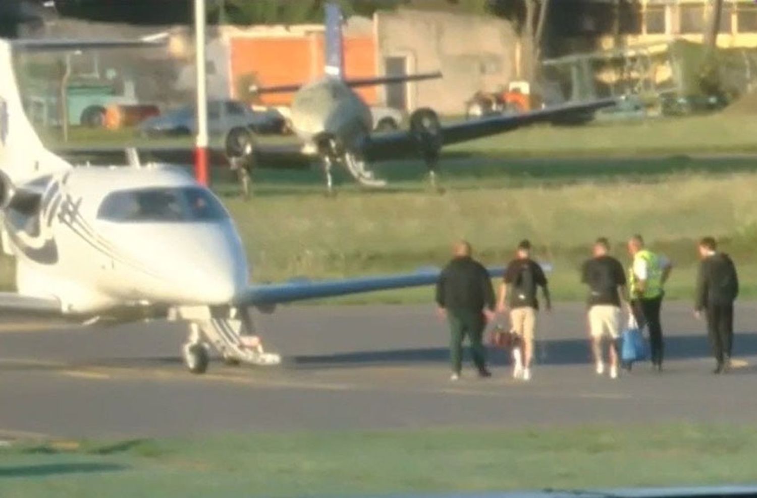 Tras pasar un domingo en familia en Rosario, Messi y Lo Celso volvieron a Ezeiza