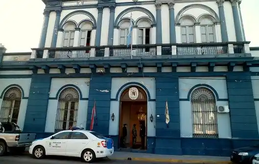 Entró por el techo, cayó al patio y fue detenido junto a su cómplice
