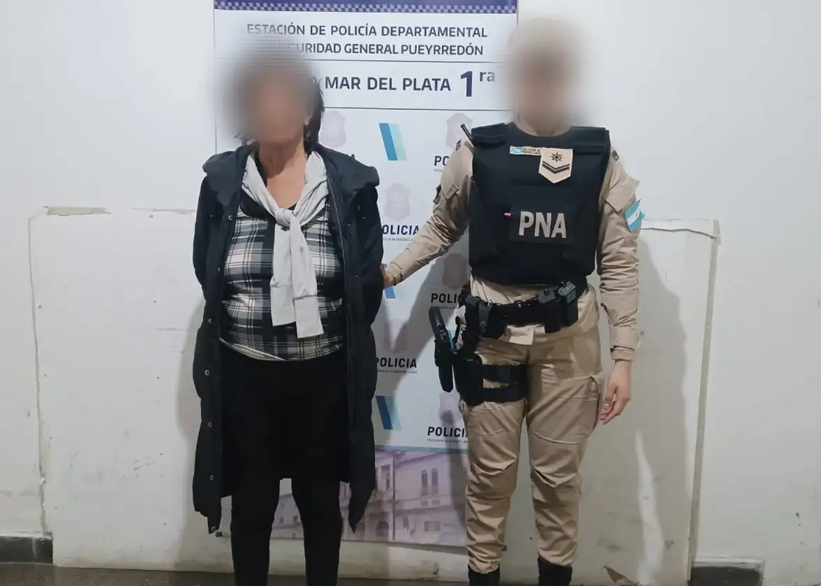La mujer de 68 años había robado dinero y lo escondió en sus medias.