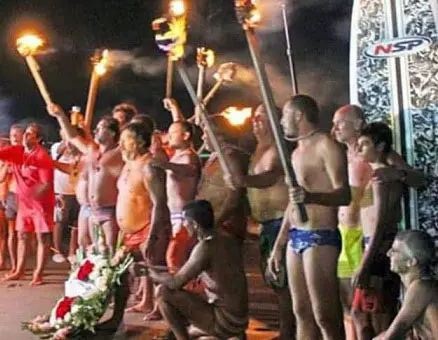 Los guardavidas invitan a la ceremonia de las antorchas
