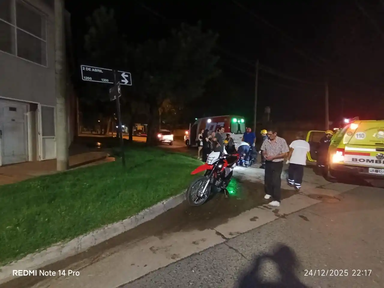 Los servidores públicos trabajando en el lugar del accidente.