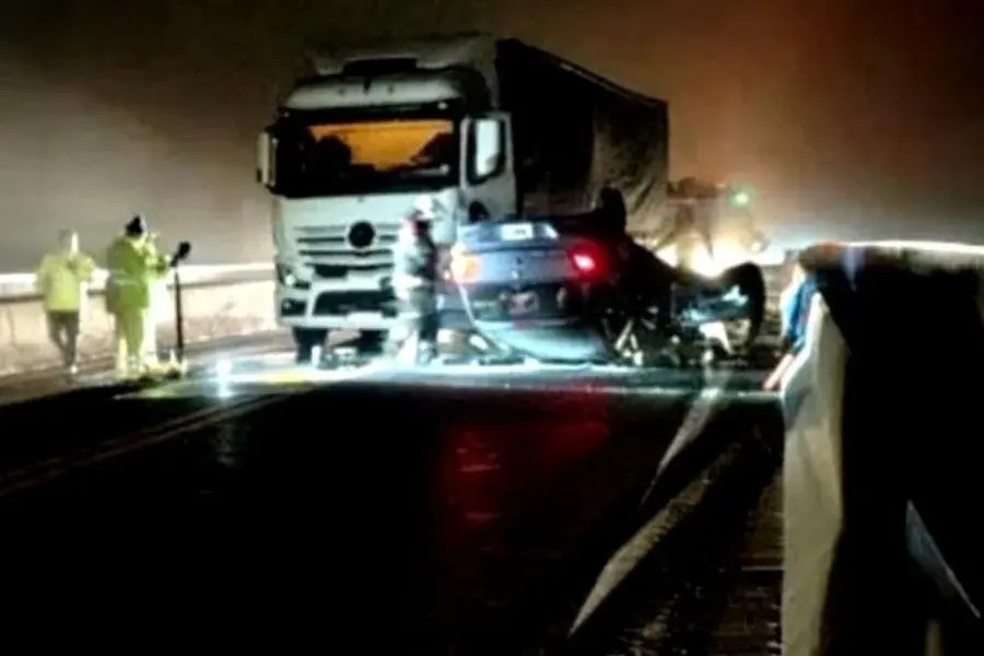 Fuerte choque con vuelco en el puente Rosario-Victoria con cuatro heridos y corte total del tránsito.