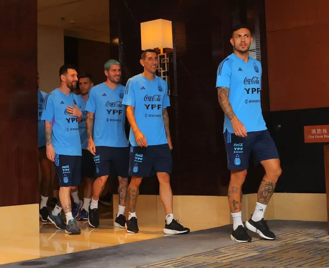 Messi, De Paul, Di María y Paredes; cuatro campeones del mundo en Beijing.