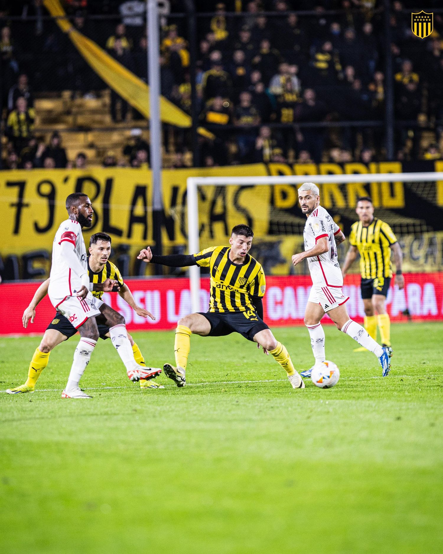 Peñarol sacó de carrera a Flamengo.