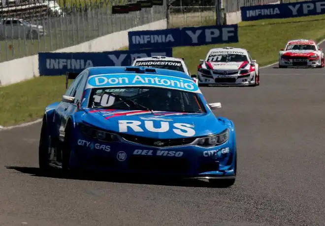 Azar se consagró en  Top Race