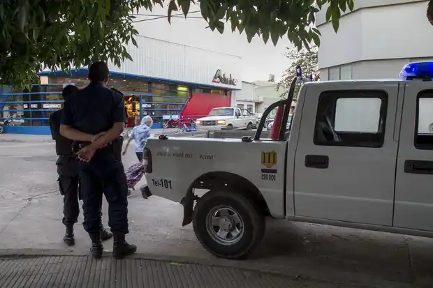 Un hombre murió dentro de un patrullero