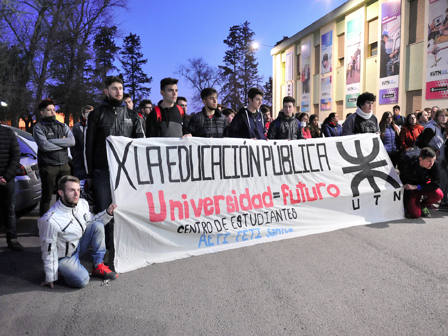 El estudiantado local marcha "por la educación pública"