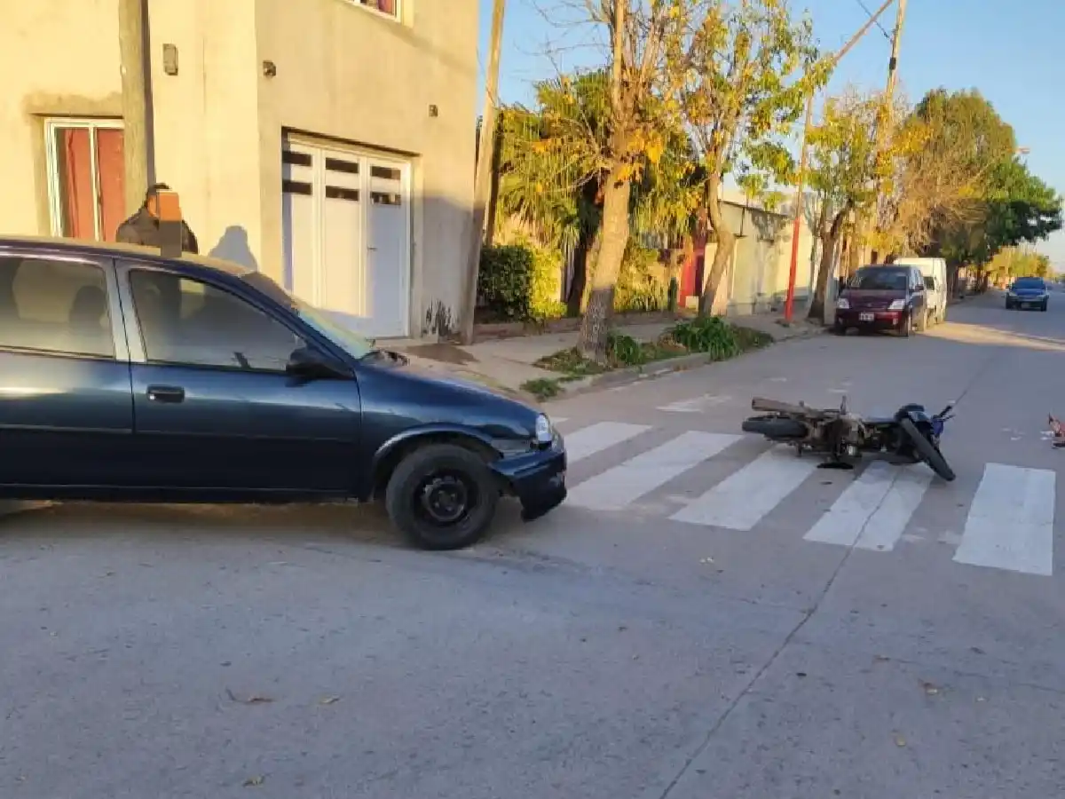 Devoto: motociclista sufrió graves heridas al chocar con un auto
