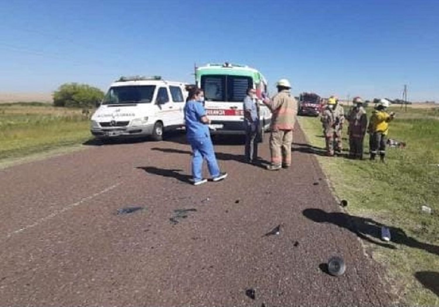 Tres jóvenes fueron hospitalizados tras chocar su vehículo contra un camión