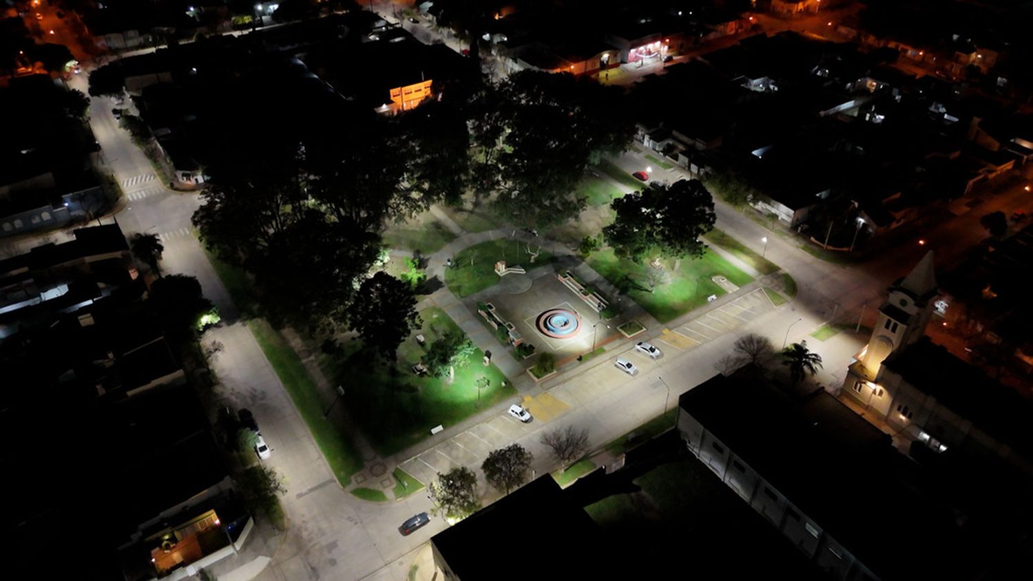La Plaza Normando Corti ya luce renovada: avanza el plan de iluminación en barrio Villa Rosas