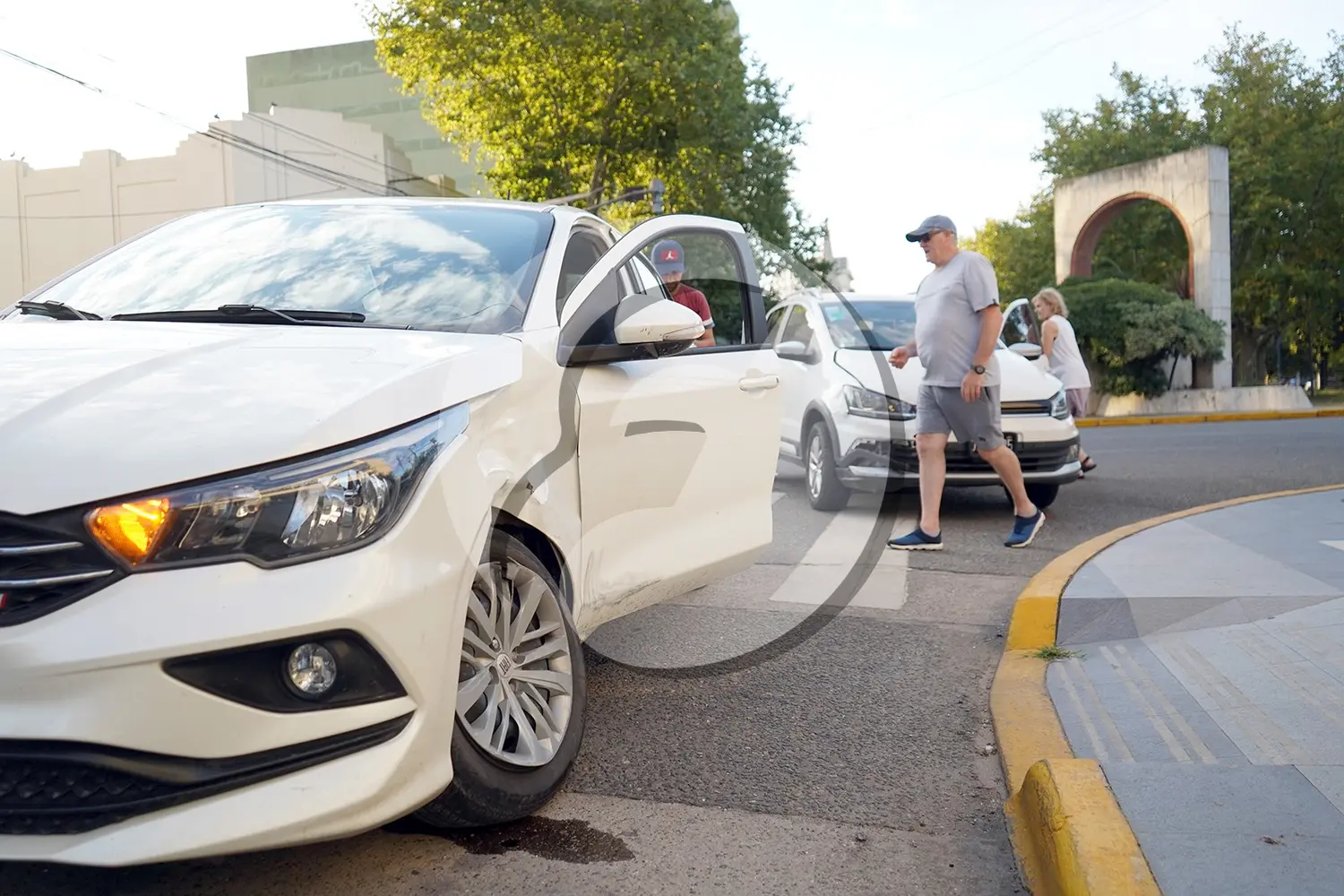 En calles 56 y 61. A pesar de la presencia del sistema de semáforo en dicha esquina céntrica, una fuerte colisión ocurrió alrededor de las 18 de ayer, que dejó el saldo de daños materiales en ambos vehículos involucrados