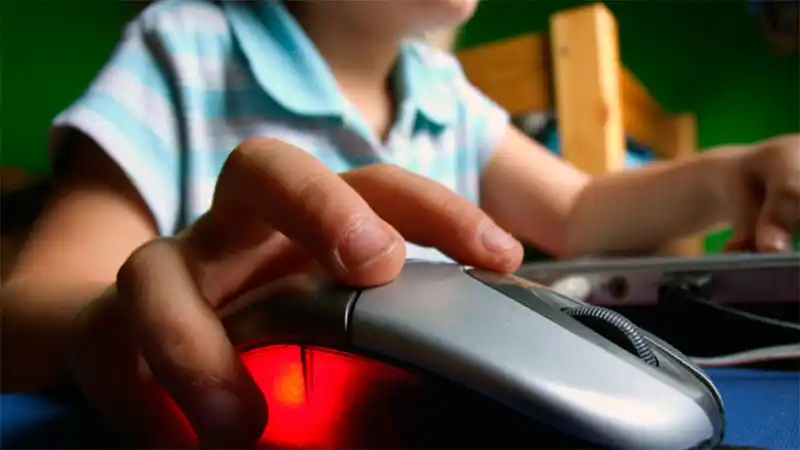 El uso de las redes sociales en niños y jóvenes y el desafío entre los adultos 