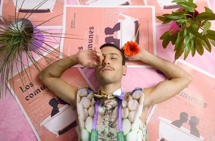 Los Lugares Comunes: un juego escénico de archivo con la mirada puesta en el amor