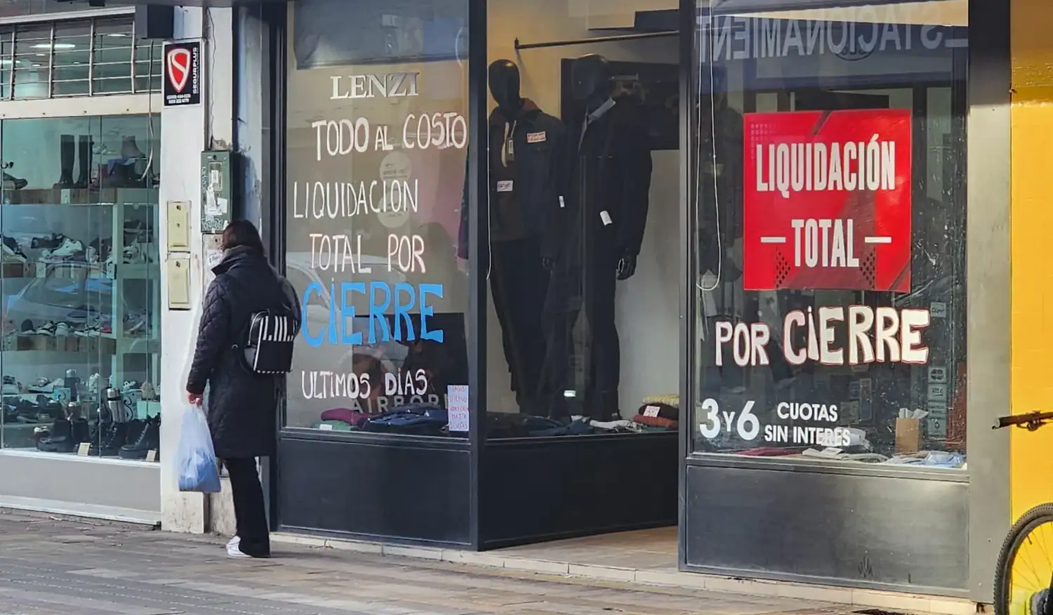 Los carteles que anuncian liquidación por cierre se han multiplicado en el último año.