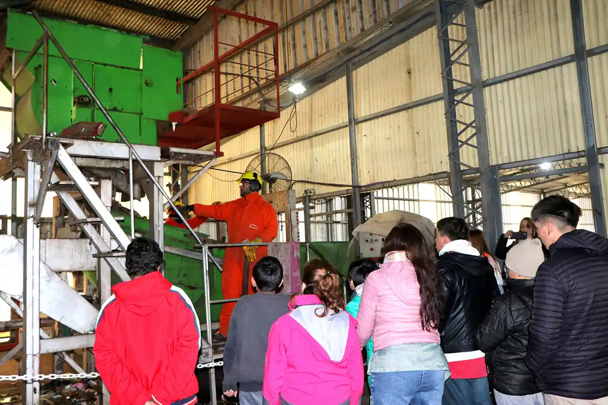 Alumnos de la Escuela Especial en la planta de tratamiento