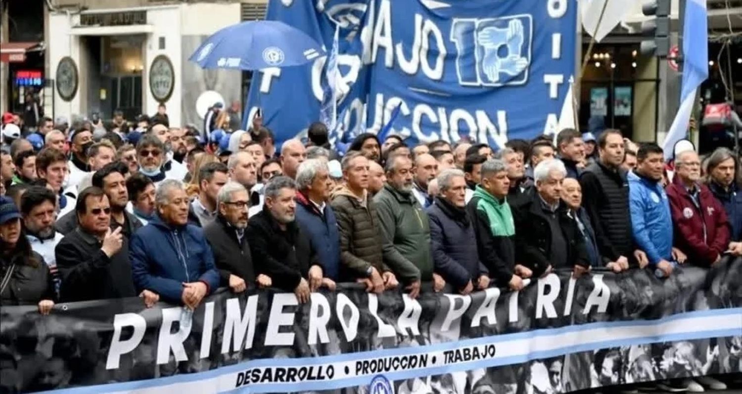 Reaparición de "Los Gordos" de la CGT. Tras cuatro años para el olvido, con guarismos tan indubitados como dolorosos, medio país pobre, 4,3 millones de indigentes y una inflación que en todo el periodo superó el 1.000%.