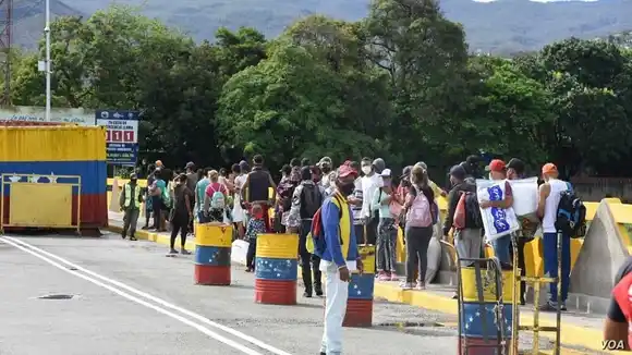 Venezolanos con doble nacionalidad pueden cruzar el puente Simón Bolívar para vacunarse en Colombia