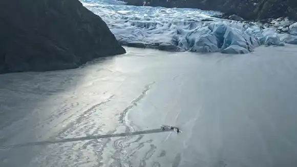 ¡SORPRENDENTE! Un piloto y sus  niñas pequeñas sobrevivieron en un lago helado en ALASKA tras el siniestro de la avioneta en la que iban